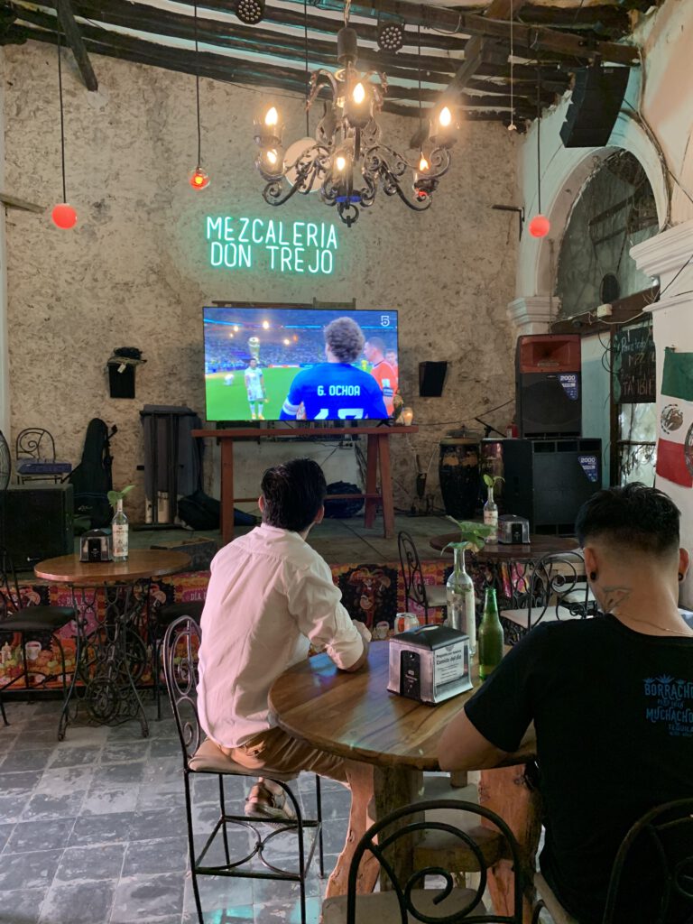 Bar mit Fernsehbildschirm, auf dem das WM-Spiel Mexiko gegen Saudi-Arabien läuft