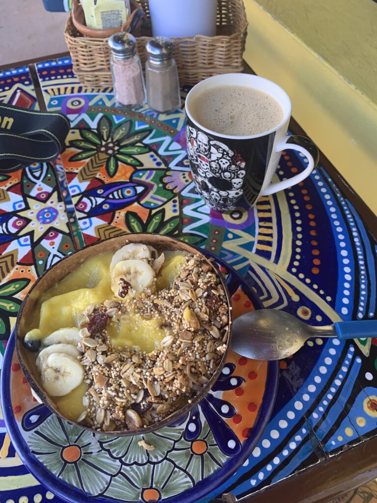 Smoothie Bowl und Kaffee in einem Café auf Cozumel