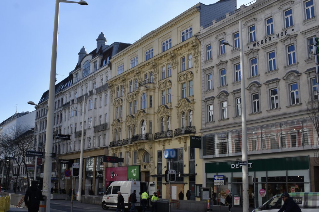Blick auf die Häuserfassaden der Mariahilfer Straße