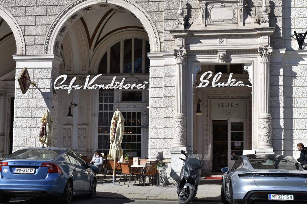 Fassede eines Cafés in Wien