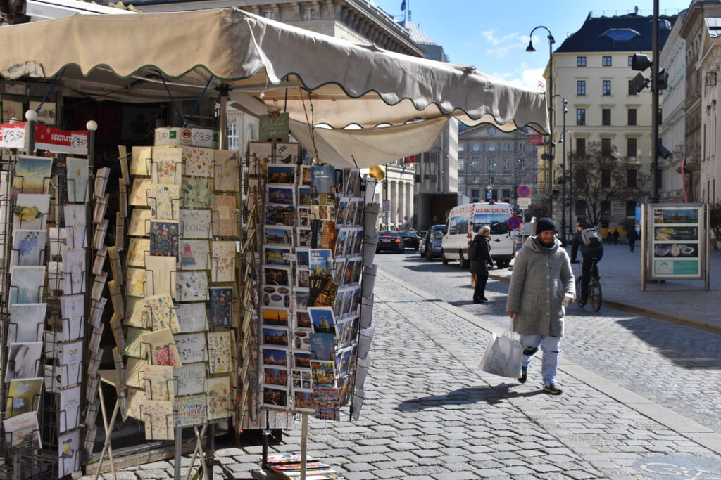 Verkaufsstand mit Postkarten in der Innenstadt von Wien