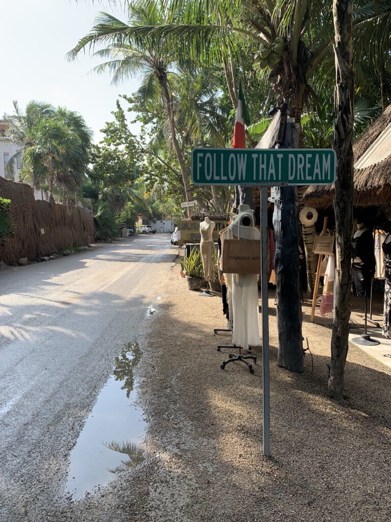 "Follow that dream"-Wegweiser in Tulum Beach