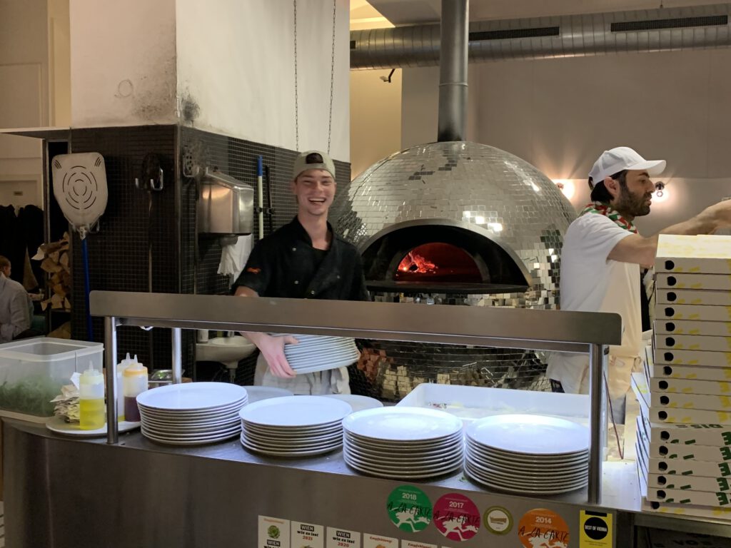 Pizzaofen im Discokugel-Sytle in der Disco Volante Pizzeria
