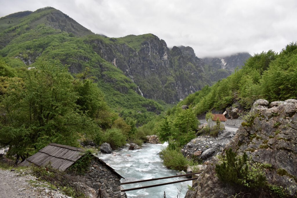 Fluss, der durch die Berglandschaft fließt
