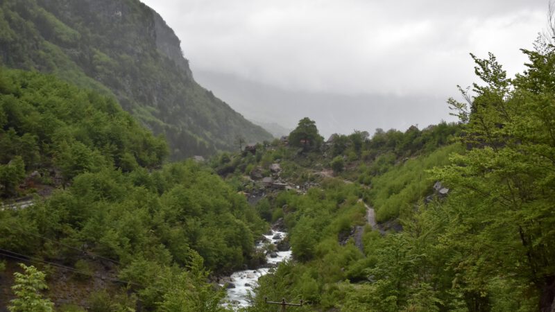Albanien – Theth: Reifenwechsel auf der Bergstraße