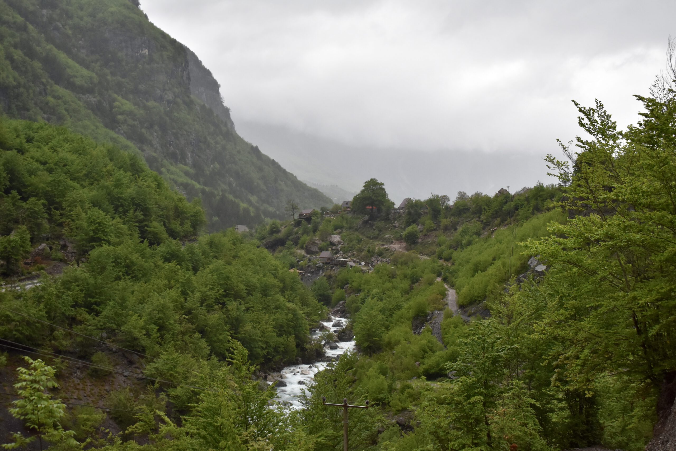 Albanien – Theth: Reifenwechsel auf der Bergstraße