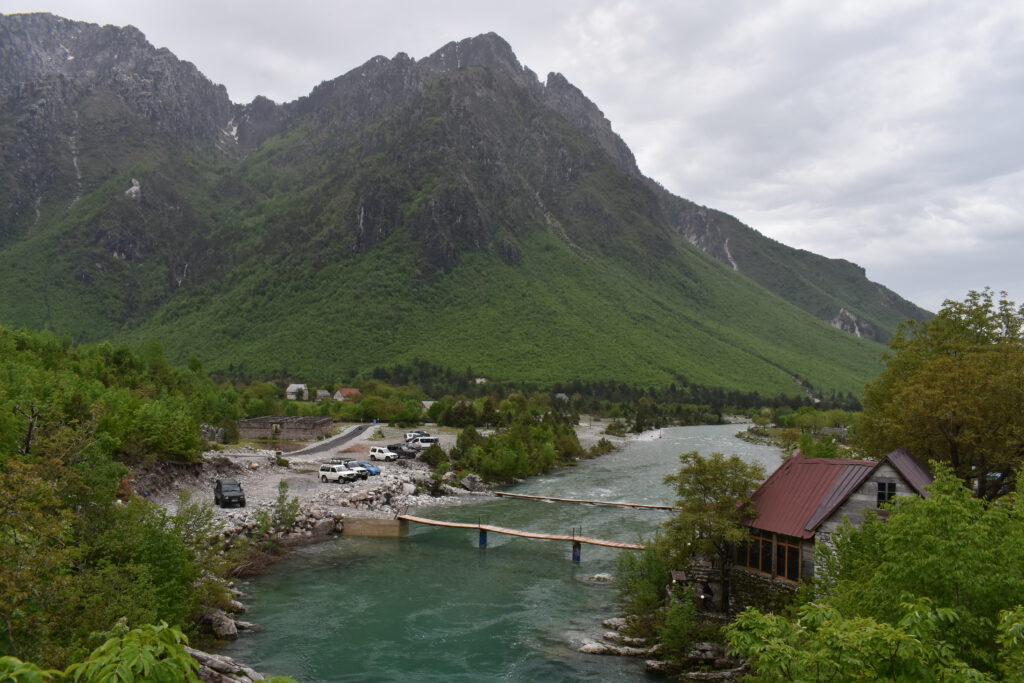 Blick auf ein lokal am Fuß eines Berges in Theth