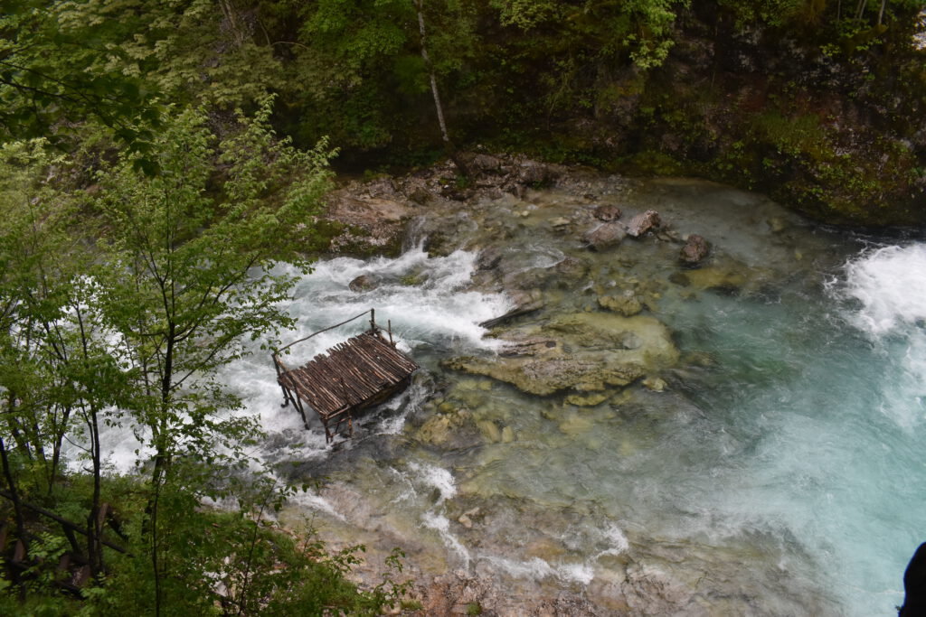 Blick auf das Blue Eye, einen natürlichen Wasserpool