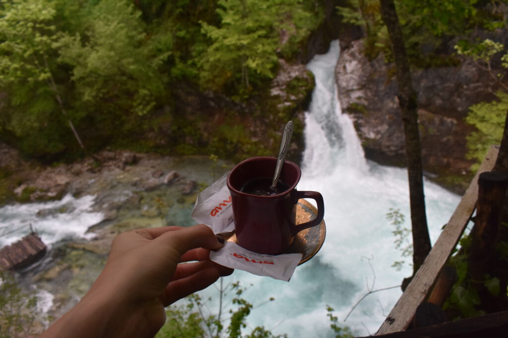 Eine Espresso-Tasse vor dem Blue Eye