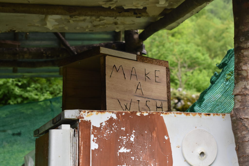 Kiste, auf der "Make a wish" zu lesen ist