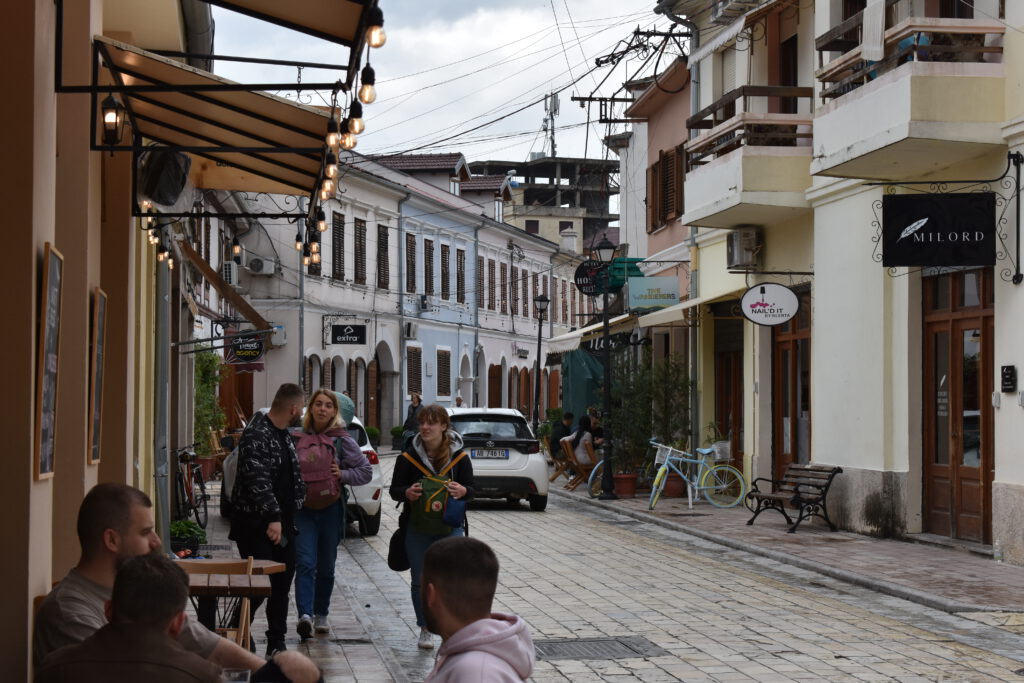 Café mit Lampen an der Markise in der Fußgängerzone von Shkodra