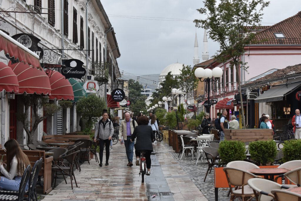 Gasse in der Altstadt von Shkodra mit Blick auf eine weiße Moschee