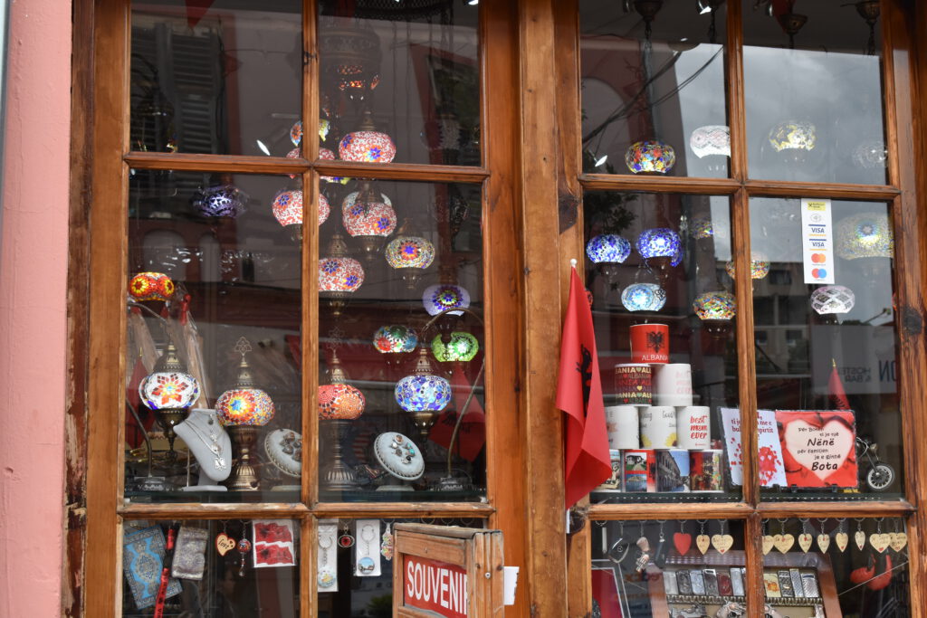 Orientalische Lampen in einem Schaufenster in Shkodra