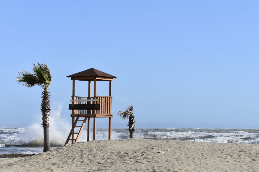 Das Meer bricht sich am Strand von Durres