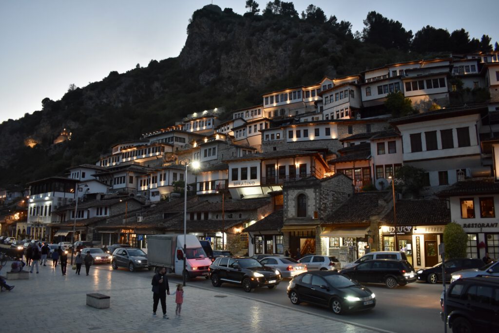 Die Altstadt von Berat bei Nacht
