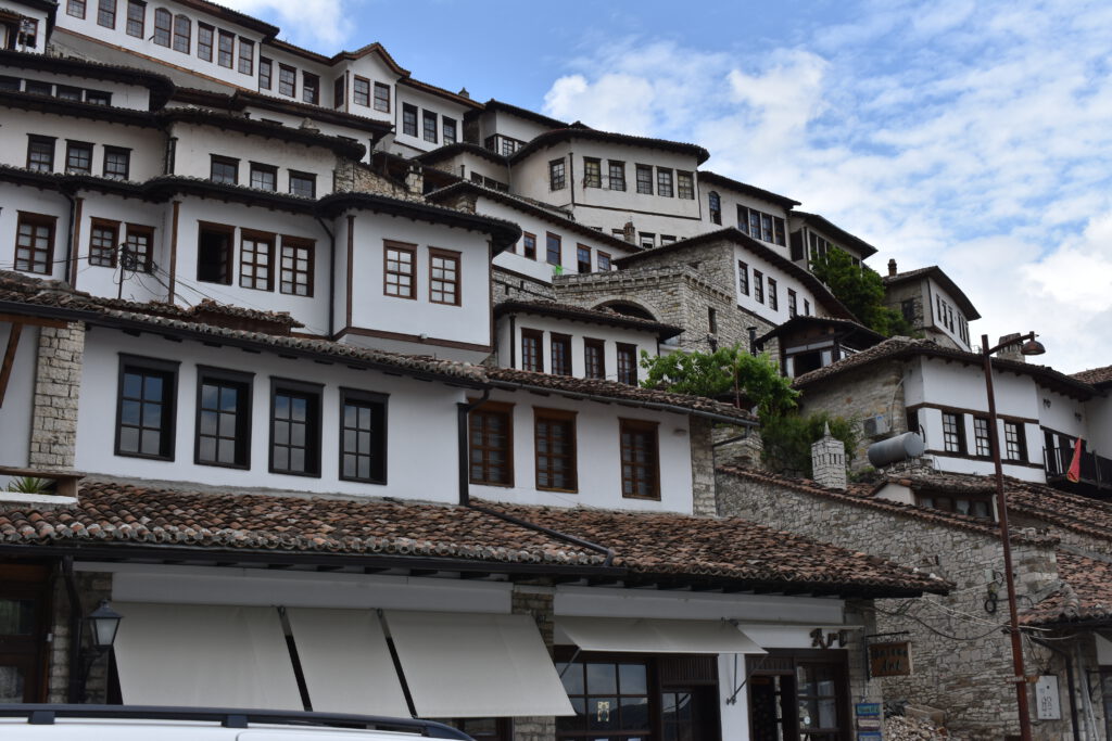 Nahaufnahme der weißen Häuser in Berat