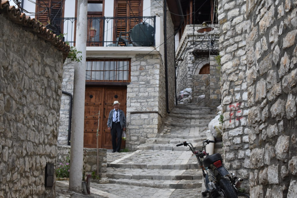 Verwinkelte Gasse in der Altstadt von Berat