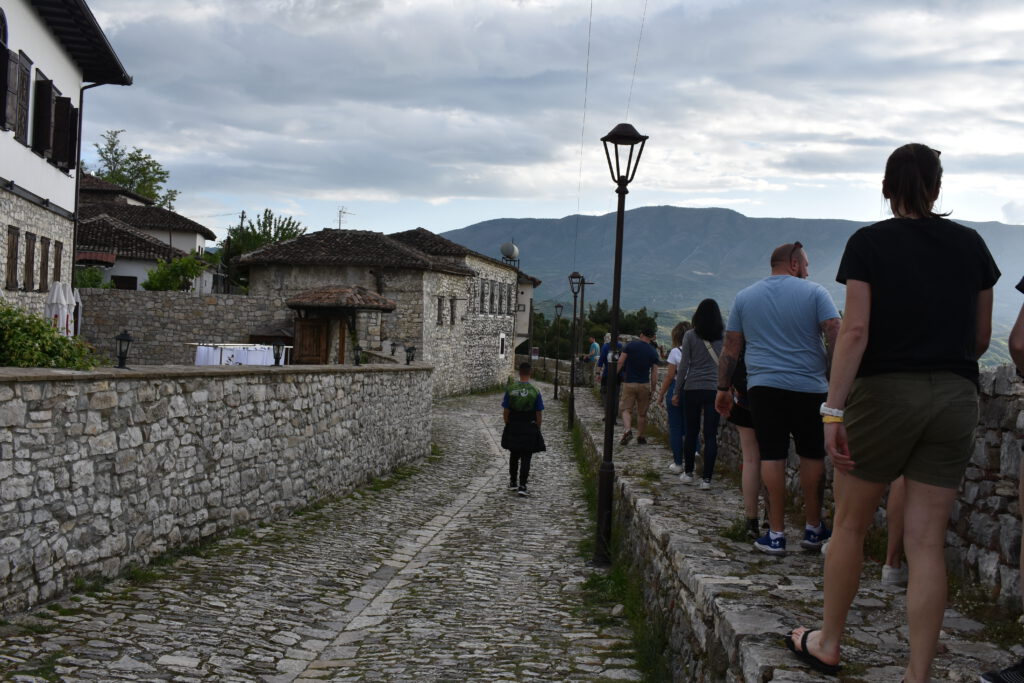 Touristen laufen über eine Mauer in der Burg von Berat