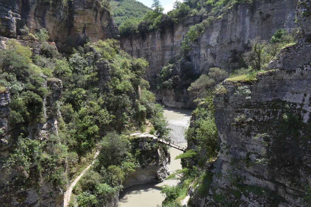 Blick auf eine Fußgängerbrücke zwischen den Felswänden der Osum-Schlucht