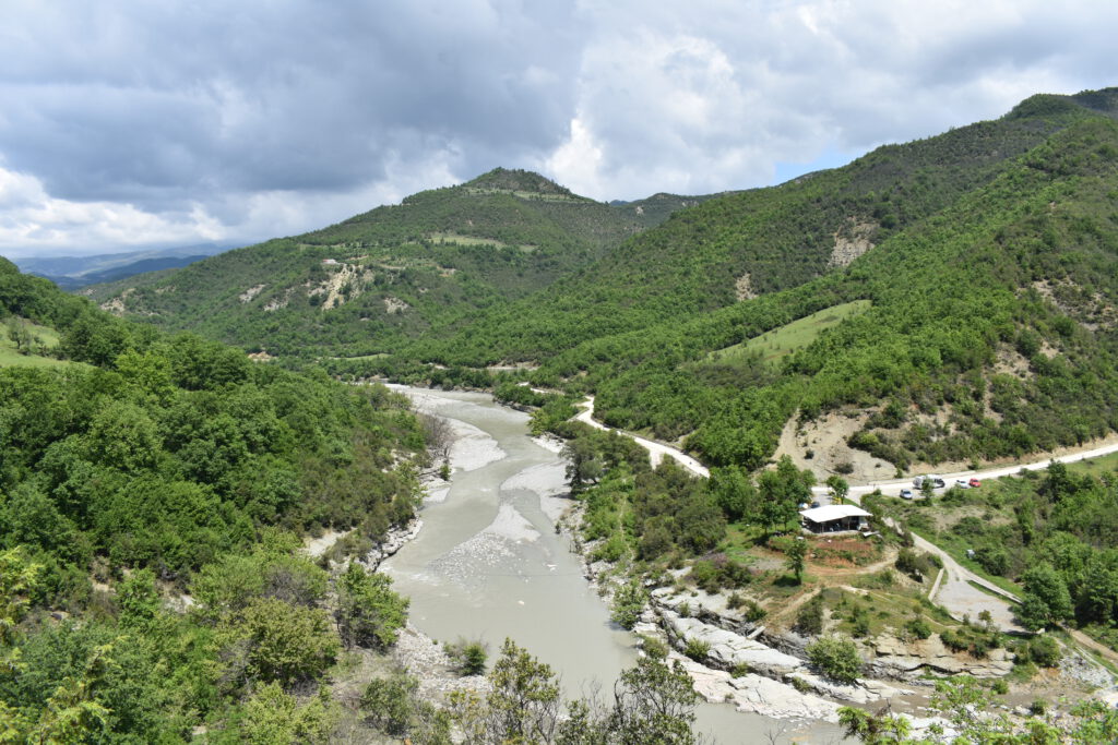 Aussicht von der Osum-Schlucht auf den Fluss und die dahinter liegenden Berge