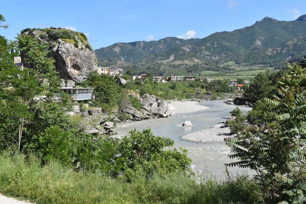 Blick auf den 25 Meter hohen Felsen Guri i Qytetit, der der Stadt Permet ihren Namen gibt