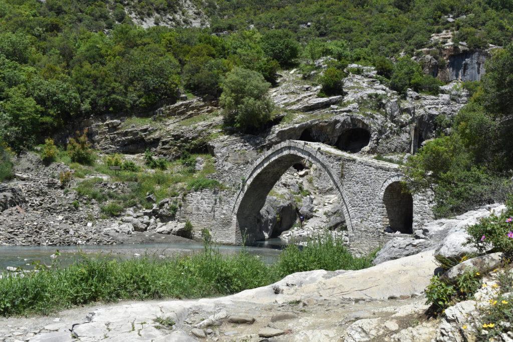 Blick auf die Steinbrücke in der Lengerica-Schlucht