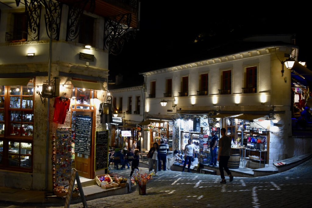 Erleuchtete Häuser des Bazars in der Nacht