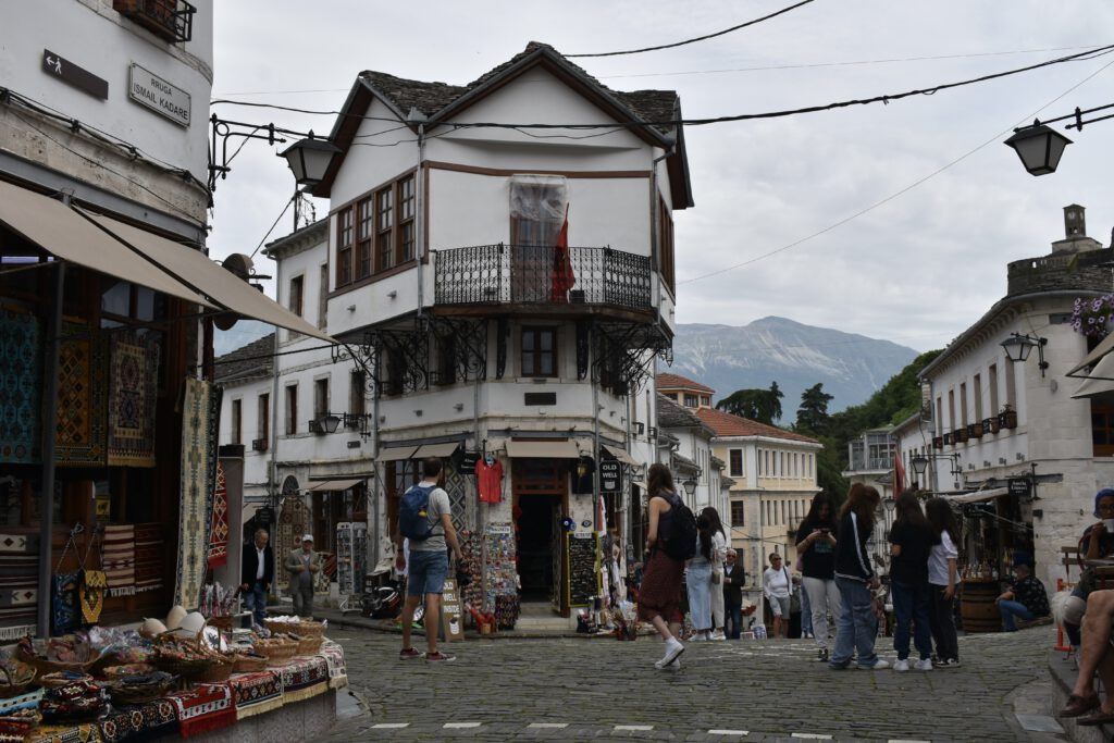 Passanten laufen über den Bazar von Gjirokastra
