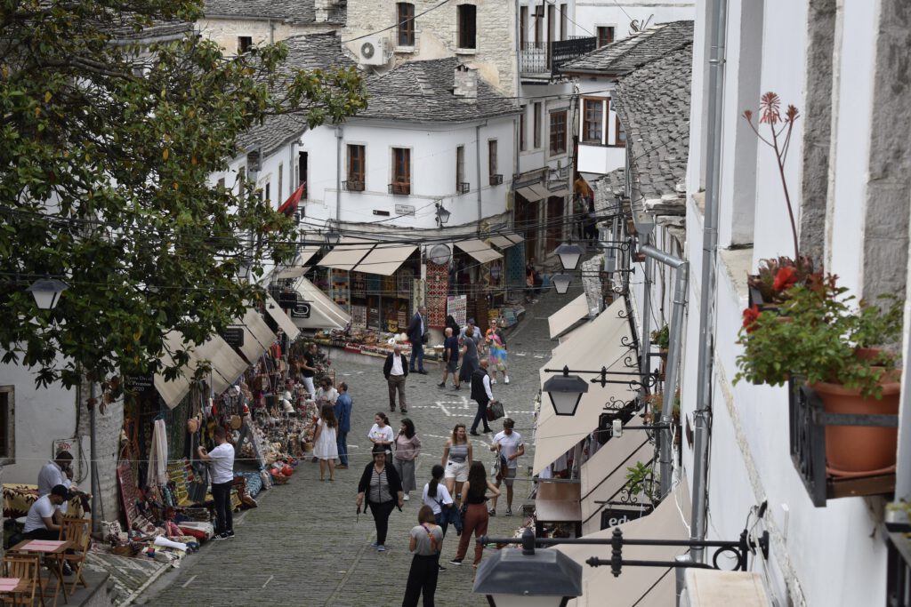 Blick von oben auf den Bazar von Gjirokastra