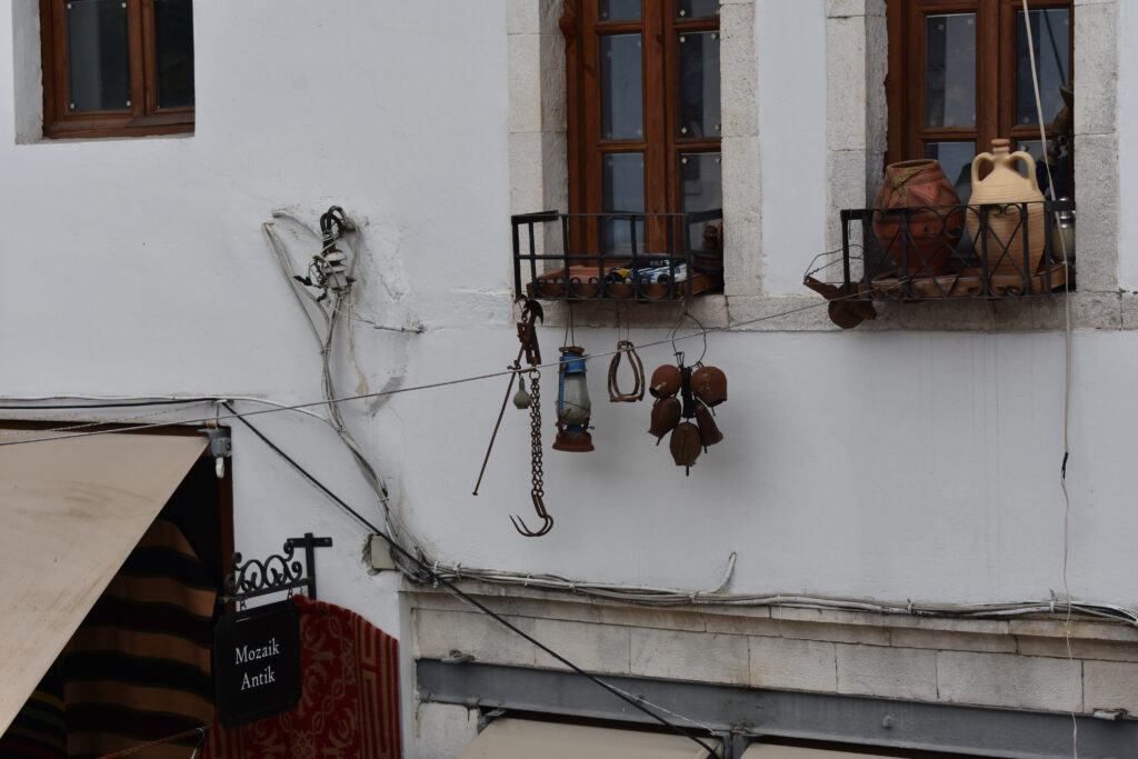 Lampen Vasen stehen auf einem Balkon eines Hauses in Gjirokastra