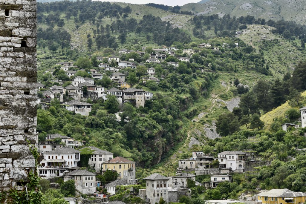 Blick die Häuser von Gjirokastra, eingebettet in eine grüne Hügellandschaft