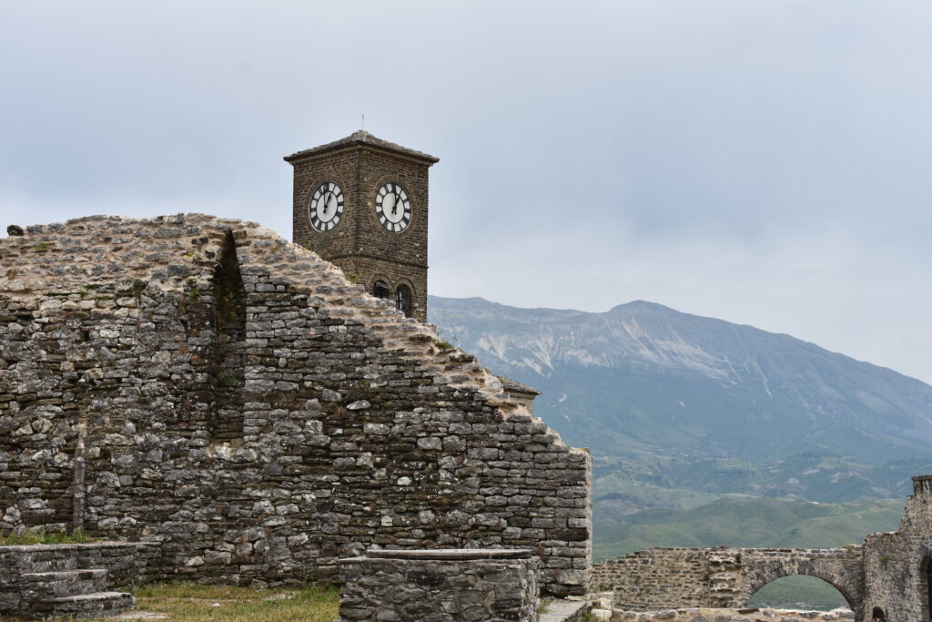 Schloss von Gjirokastra mit dem Uhrenturm