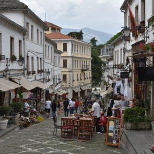 Albanien – Gjirokastra: Mit dem Hund in den Supermarkt