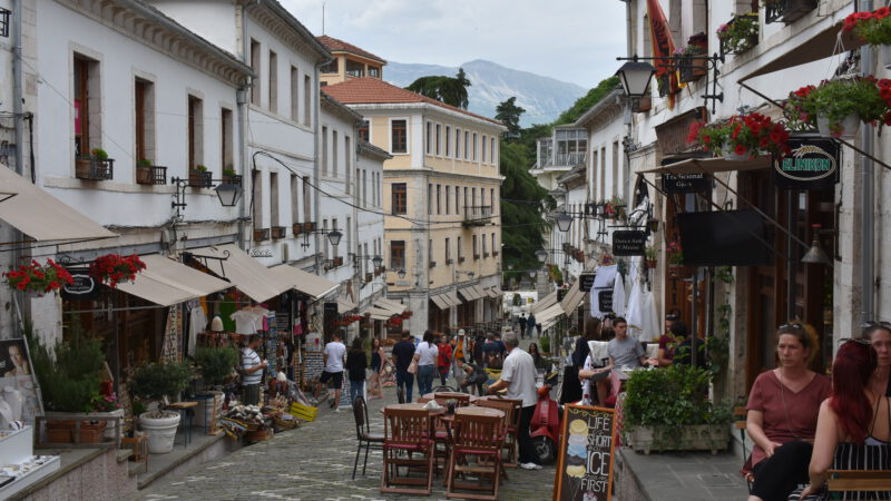 Albanien – Gjirokastra: Mit dem Hund in den Supermarkt