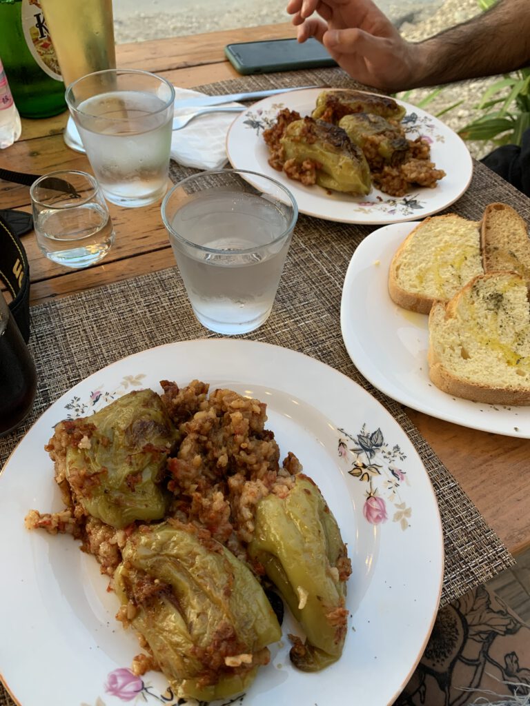 Teller mit gefüllter Paprika