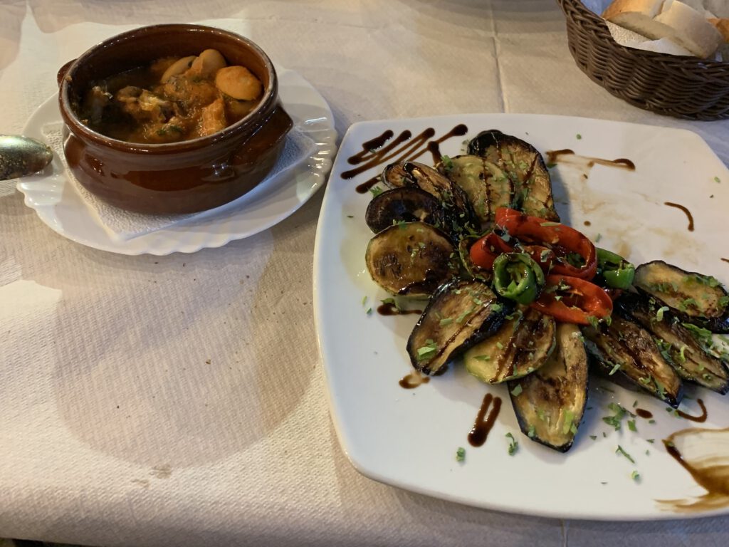 Grillgemüse und Bohnen mit Tomatensoße in einem Restaurant in Permet