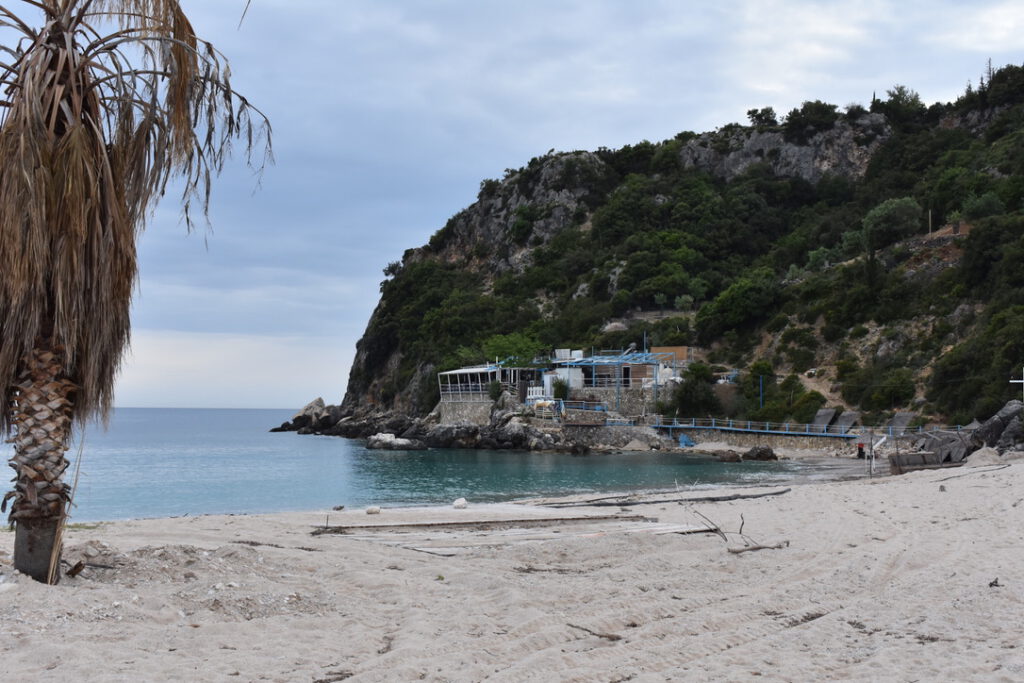 Der Strand von Livadi im Küstenort Himare