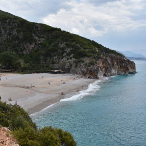 Albanien: Strand in der Schlucht und hektische Hauptstadt