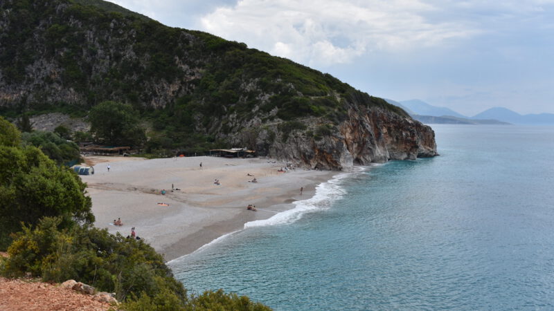 Albanien: Strand in der Schlucht und hektische Hauptstadt