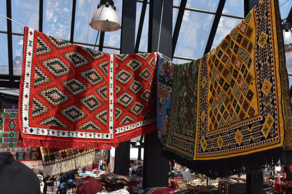 Teppiche mit traditionell alabnischem Muster in Tirana