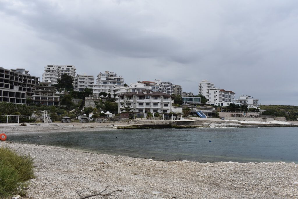 Blick auf die vielen Hotels an der Küste von Saranda
