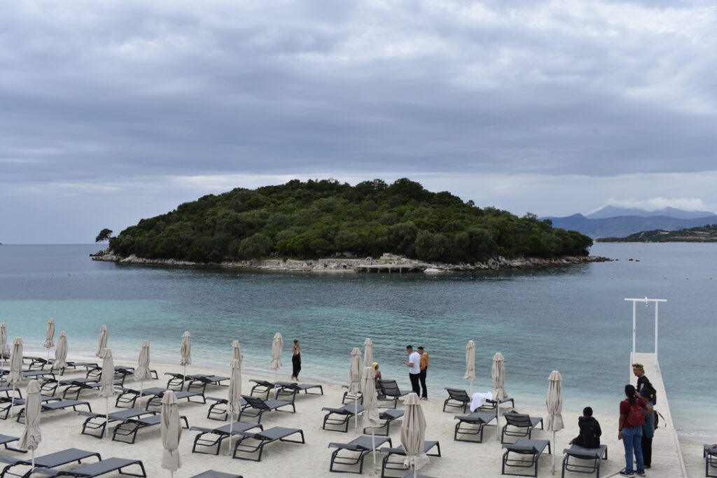 Leere Liegen am Strand von Ksamil