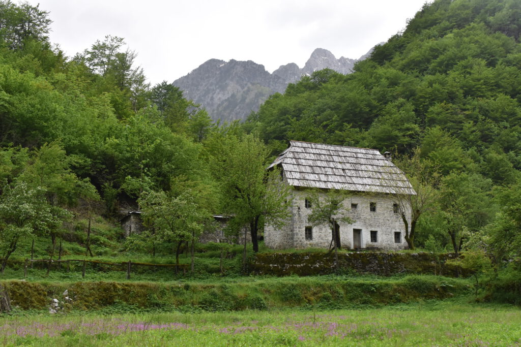 Einsames Haus in der Berglandschaft von Theth