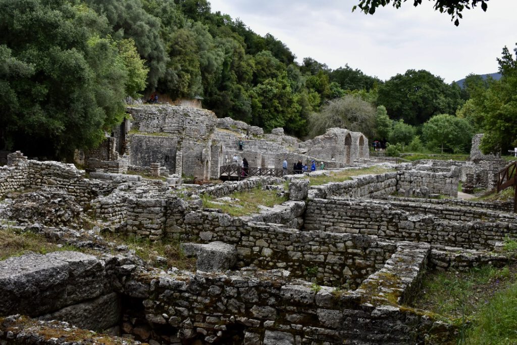 Überreste eines antiken Bauwerkes in der Ruinenstadt Butrint
