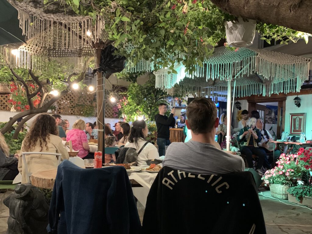 Hinterhof des "Oda Garden"-Restaurants in Tirana